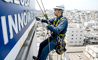 大型看板の一斉点検風景