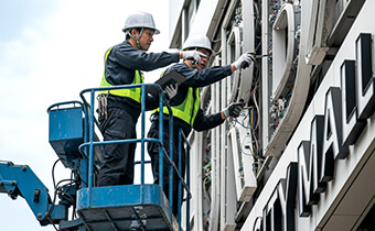 屋上看板の安全点検の様子
