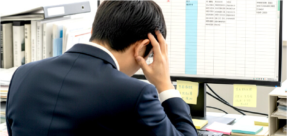 スプレッドシートや書類が散らばっているイメージ