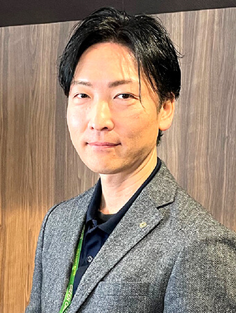 経験豊富な営業スタッフ（男性）がパソコンで資料を作成している様子