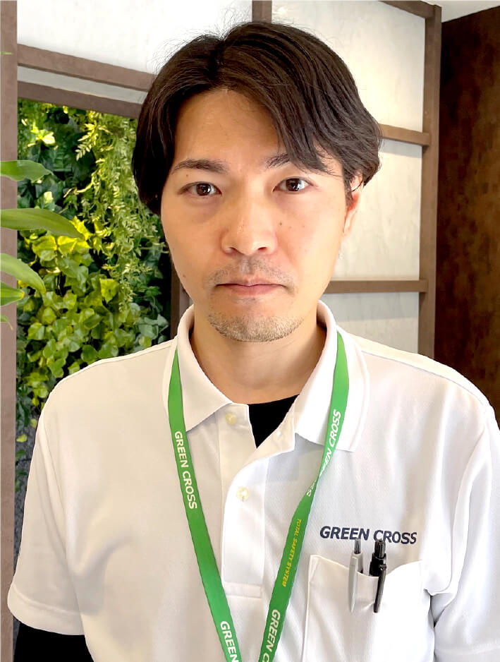 ベテランの営業スタッフ（男性）が打ち合わせ中の様子