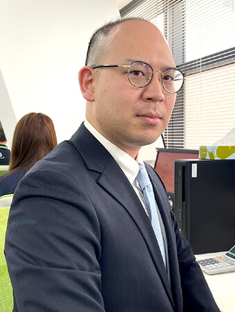 チェーン本部担当の営業スタッフ（女性）が資料を確認している様子