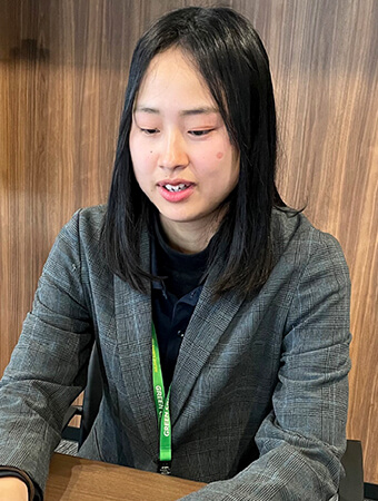 チェーン本部担当の営業スタッフ（男性）がオフィスで相談に対応している様子