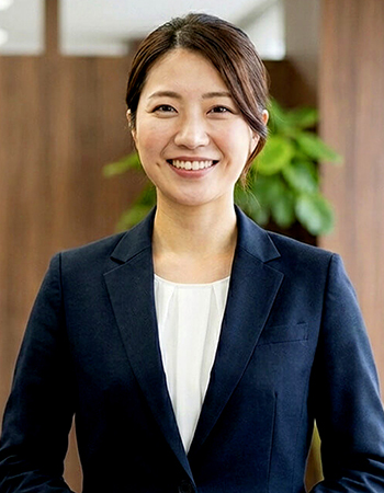 チェーン本部担当の営業スタッフ（女性）が資料を確認している様子